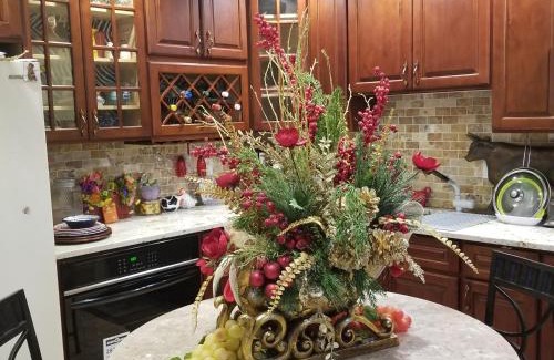 Canarsie House | Family-Friendly Joy's Country Home with Modern Kitchen