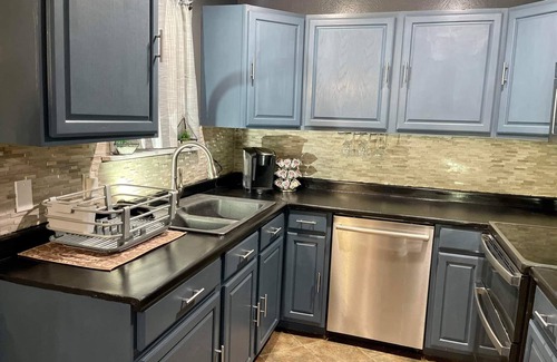 Shreveport House | Inviting 3-Bedroom Retreat with Fireplace & Lake Views