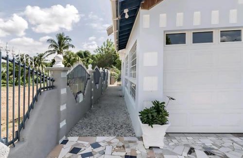 May Pen House | Welcoming Ambiance Retreat with Eco-Friendly Amenities