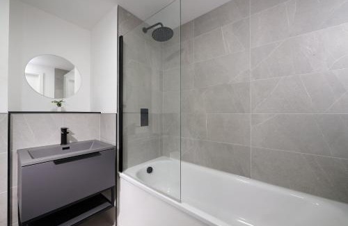 Old Trafford Apartment | Joyful Group - Warm 2 Bed Ensuite Apartment near Manchester City Centre and Old Trafford