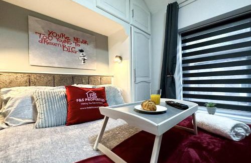 Rhondda Cynon Taff Apartment | Delightful Jungle Retreat with Balcony & Fun Foozeball