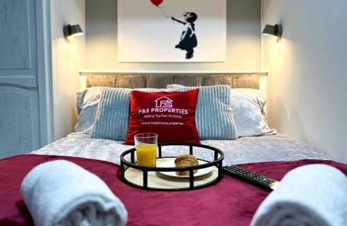 Rhondda Cynon Taff Apartment | Delightful Jungle Retreat with Balcony & Fun Foozeball