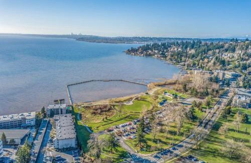 North Juanita House | Cozy Beach Retreat with Hot Tub and Pool Access