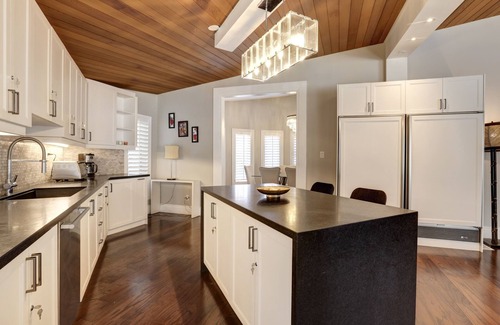 Sheridan Villa | Joyful Mansion: Family-Friendly Retreat with Indoor Fun