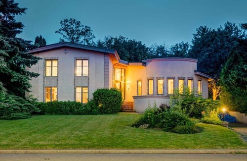 Sheridan Villa | Joyful Mansion: Family-Friendly Retreat with Indoor Fun