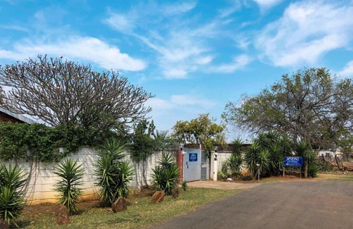 Jozini House | Discover Jozini Guesthouse: Family-Friendly with Breakfast