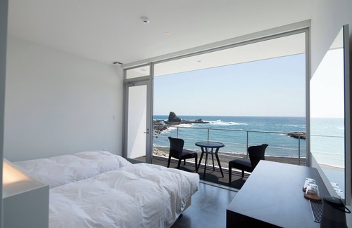 Wabuka House | Oceanfront Rooms for Unforgettable Family Getaways