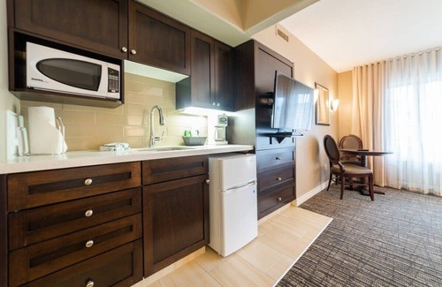 Oro-Medonte Apartment | Relax in Jr Club Suite with Kitchenette & Pool Access