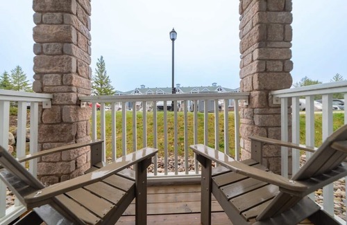 Oro-Medonte Apartment | Relax in Jr Club Suite with Kitchenette & Pool Access