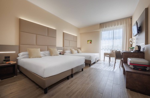 Calderara di Reno Hotel | Discover JR Hotels Bologna Gate 7: Relaxing Pool & Spa
