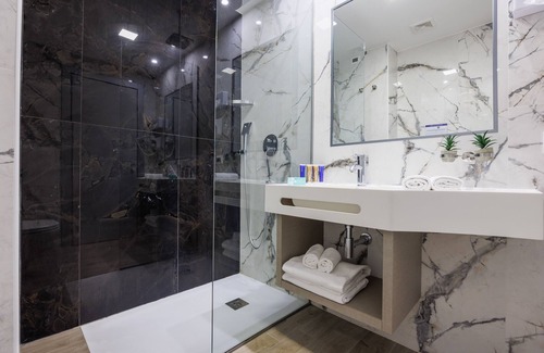 Calderara di Reno Hotel | Discover JR Hotels Bologna Gate 7: Relaxing Pool & Spa