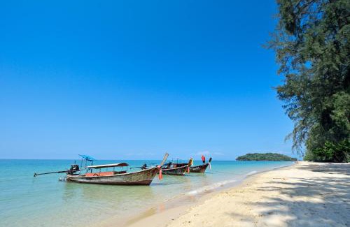 Nong Thale Resort | Oceanfront JR Place: Highly Rated with Pool & Breakfast