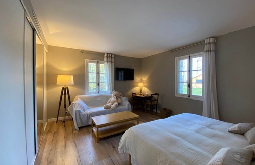 Lamonzie-Montastruc House | Relax in the Jr Sovane Suite with Pool View & Spa