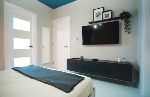 Renacimiento Apartment | Modern Apartment in Santo Domingo: Pool, Gym & Hot Tub