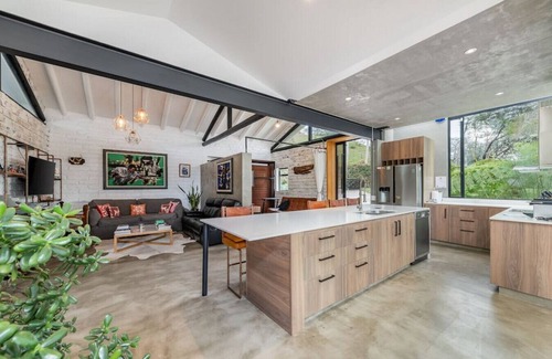 Retiro Villa | Relaxing Retreat with Private Hot Tub at Juanito Laguna