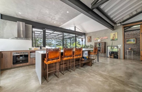 Retiro Villa | Relaxing Retreat with Private Hot Tub at Juanito Laguna