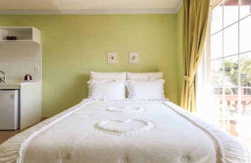 Jungmun House | Discover Jubilee Chalet: Oceanfront Bliss with Top Amenities