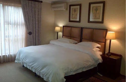 Blackheath House | Jubilee Lodge Guest House: 4-Star Stay with Pool & Breakfast