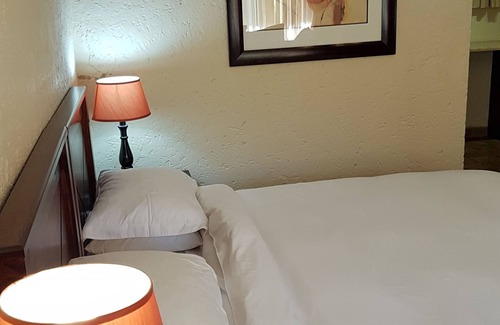 Blackheath House | Jubilee Lodge Guest House: 4-Star Stay with Pool & Breakfast