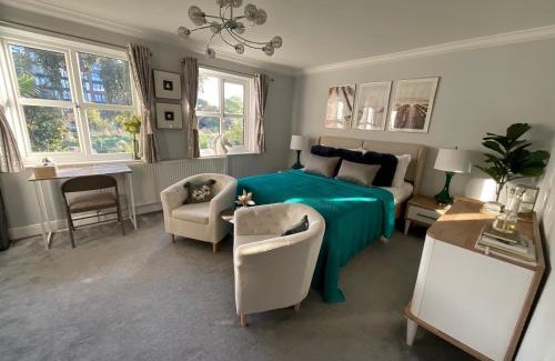 Lansbury House | Invite Family Fun at Jubilee House - Guest Rated 9.8