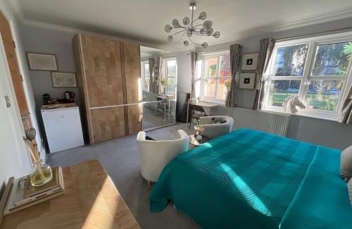 Lansbury House | Invite Family Fun at Jubilee House - Guest Rated 9.8