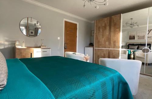 Lansbury House | Invite Family Fun at Jubilee House - Guest Rated 9.8