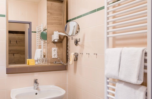 Fuerstenfeld Hotel | Comfortable JUFA Hotel Fürstenfeld: Pool, Hot Tub & Dining