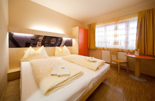 Leibnitz Hotel | Discover JUFA Hotel Leibnitz: Poolside Relaxation Awaits