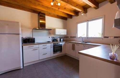 Fargues House | Relax at Juine: Pet-Friendly & Family-Oriented Retreat