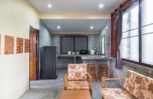 Ko Pha-ngan House | Jule Green Villa: Kid-Friendly Retreat with Wifi & Terrace