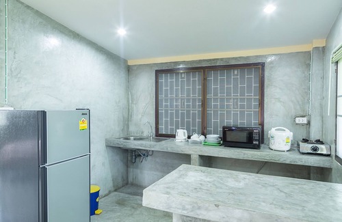 Ko Pha-ngan House | Jule Green Villa: Kid-Friendly Retreat with Wifi & Terrace