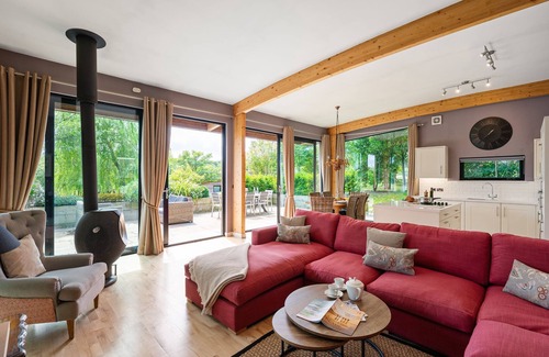 Richmond Cottage | Jules Lodge: Cozy Retreat for Families with Breakfast Included