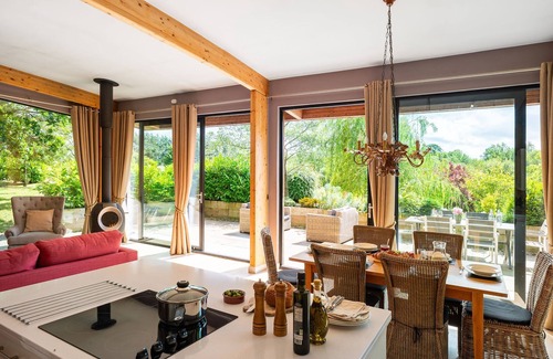 Richmond Cottage | Jules Lodge: Cozy Retreat for Families with Breakfast Included