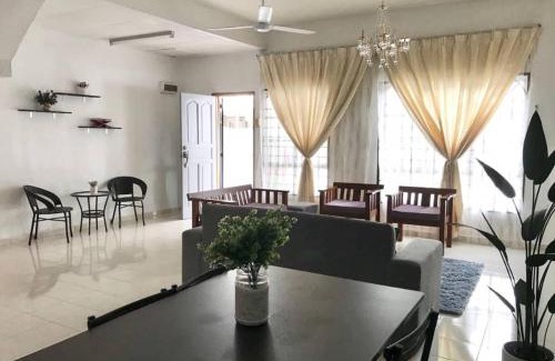 Ayer Keroh House | Family-Friendly Julia Homestay Near Taman Tasik Utama