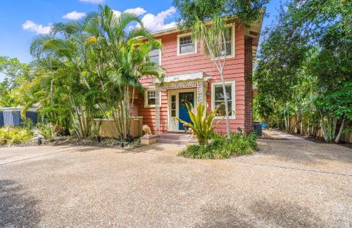 Downtown House | Julia Place: Oceanfront Retreat with High Guest Ratings
