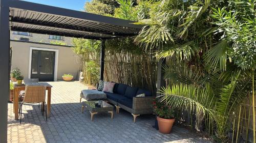 Cuarte de Huerva Apartment | Discover Julia’s Garden: Family-Friendly with Pool Access
