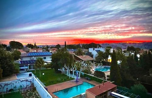 Cuarte de Huerva Apartment | Discover Julia’s Garden: Family-Friendly with Pool Access