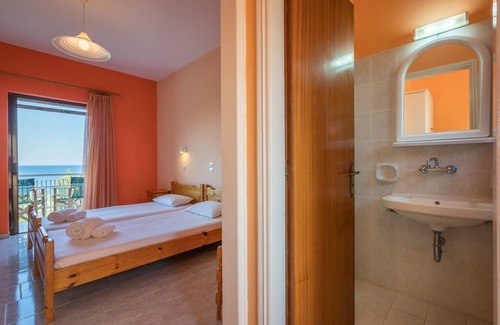 Amoudi Hotel | Exceptional Julia Studios: Oceanfront Retreat with Breakfast