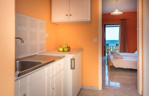Amoudi Hotel | Exceptional Julia Studios: Oceanfront Retreat with Breakfast