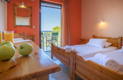 Amoudi Hotel | Exceptional Julia Studios: Oceanfront Retreat with Breakfast