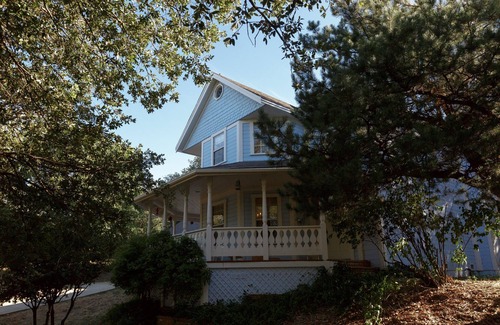 Julian House | Discover Julian Farmhouse: Pet-Friendly Getaway with Spa