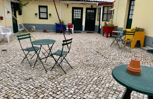 Carcavelos Apartment | Welcoming Julias Pateo: Family-Friendly Getaway Awaits
