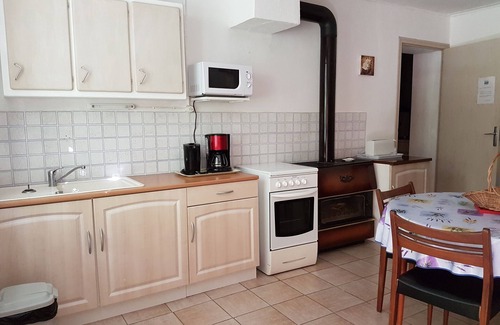 Beaumont-du-Ventoux Cottage | Inviting Julie's Gîte near Mont Ventoux with Pool Access