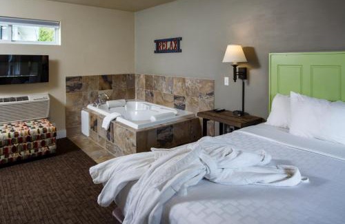 Fish Creek Hotel | Delightful Julie's Park Cafe & Motel: Pet-Friendly Retreat