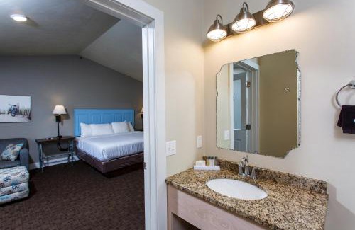 Fish Creek Hotel | Delightful Julie's Park Cafe & Motel: Pet-Friendly Retreat