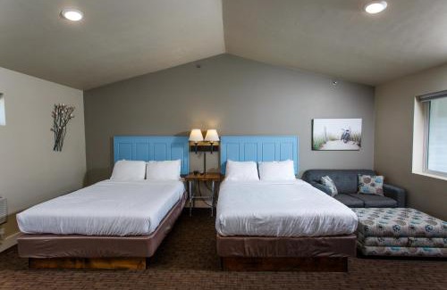 Fish Creek Hotel | Delightful Julie's Park Cafe & Motel: Pet-Friendly Retreat