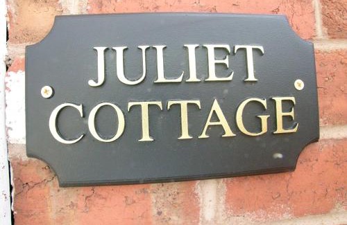 Saintbury House | Relax at Juliet Cottage with Hot Tub - Rated 9.2/10
