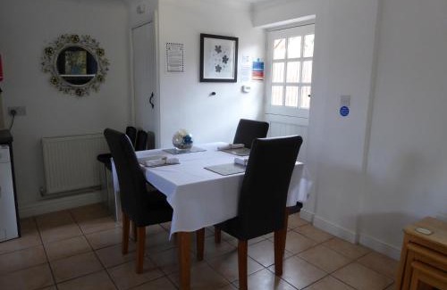 Saintbury House | Relax at Juliet Cottage with Hot Tub - Rated 9.2/10
