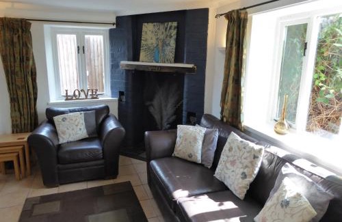 Saintbury House | Relax at Juliet Cottage with Hot Tub - Rated 9.2/10
