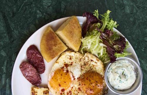 Moda Hotel | Pet-Friendly Juliet Rooms & Kitchen with Delicious Dining
